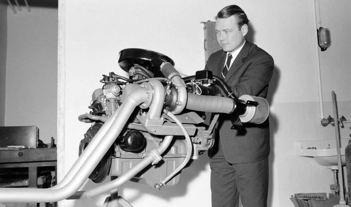 Michael May mit seinem Turbo Motor / Michael May with his turbo engine